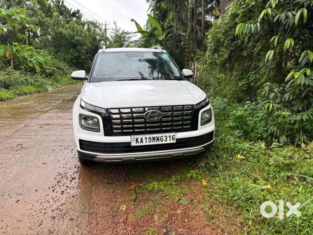 Hyundai Venue 2023 Petrol 68000 Km Driven