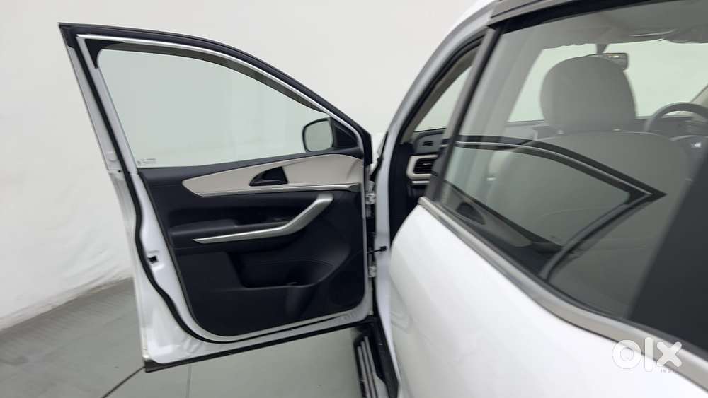 Mahindra Xuv700 2.0 Ax 3 Petrol Mt 5 Str, 2022, Petrol