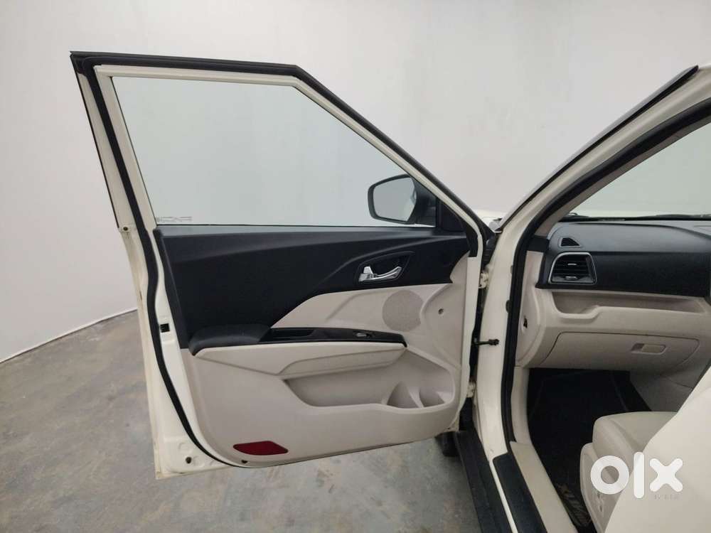 Mahindra Xuv300 1.2 W8 (o) Amt Petrol, 2023, Petrol