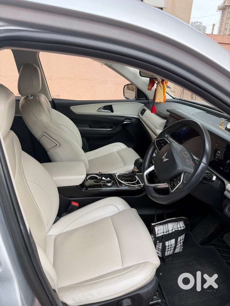 Mahindra Xuv700 Petrol 2023 Model