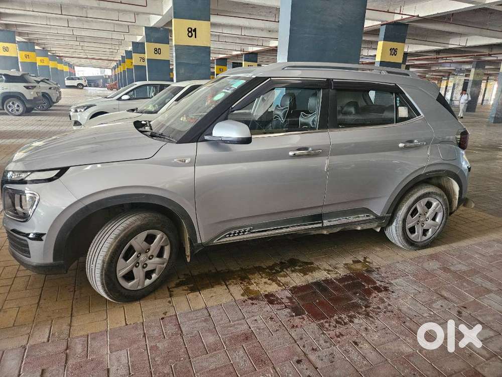 Hyundai Venue 2022 Petrol 27000 Km Driven
