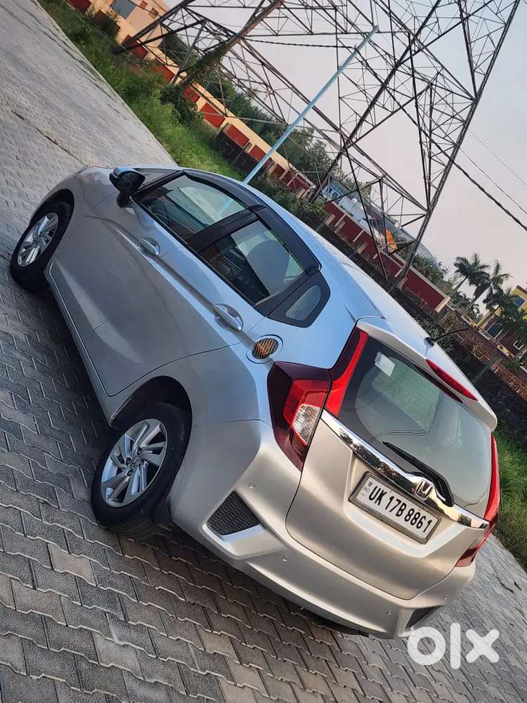Honda Jazz V 
Power Windows 
Power Steering 
Power Break