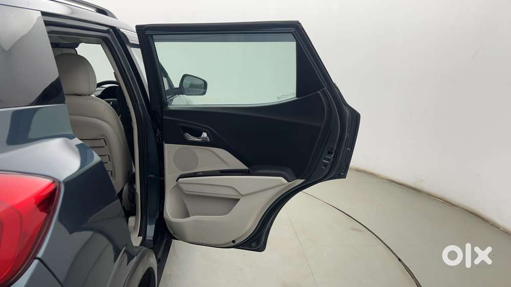 Mahindra Xuv300 1.2 W8 (o) Amt Petrol, 2024, Petrol