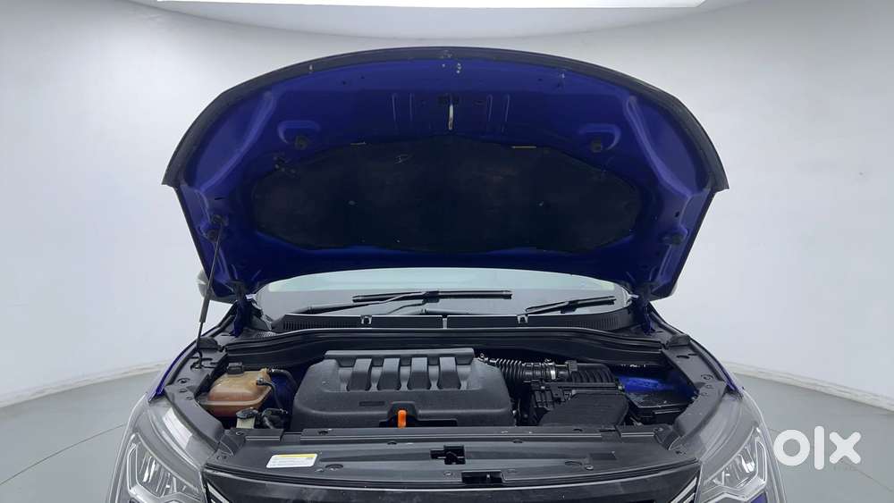Mahindra Xuv700 2.0 Ax 5 Petrol Mt 7 Str, 2021, Petrol