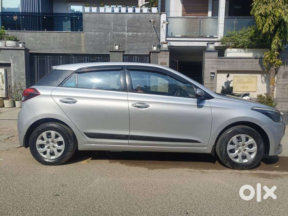 Hyundai I20 Sportz 1.2 Ivt Dual Tone, 2015, Cng & Hybrids