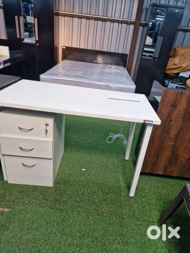 Computer table on rent