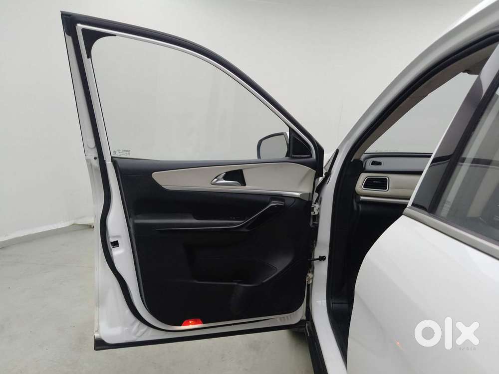 Mahindra Xuv700 2.0 Ax 7 Petrol At Luxury Pack Str, 2023, Petrol