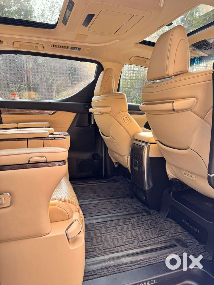 Toyota Vellfire 2.5 Executive Lounge, 2023, Cng & Hybrids