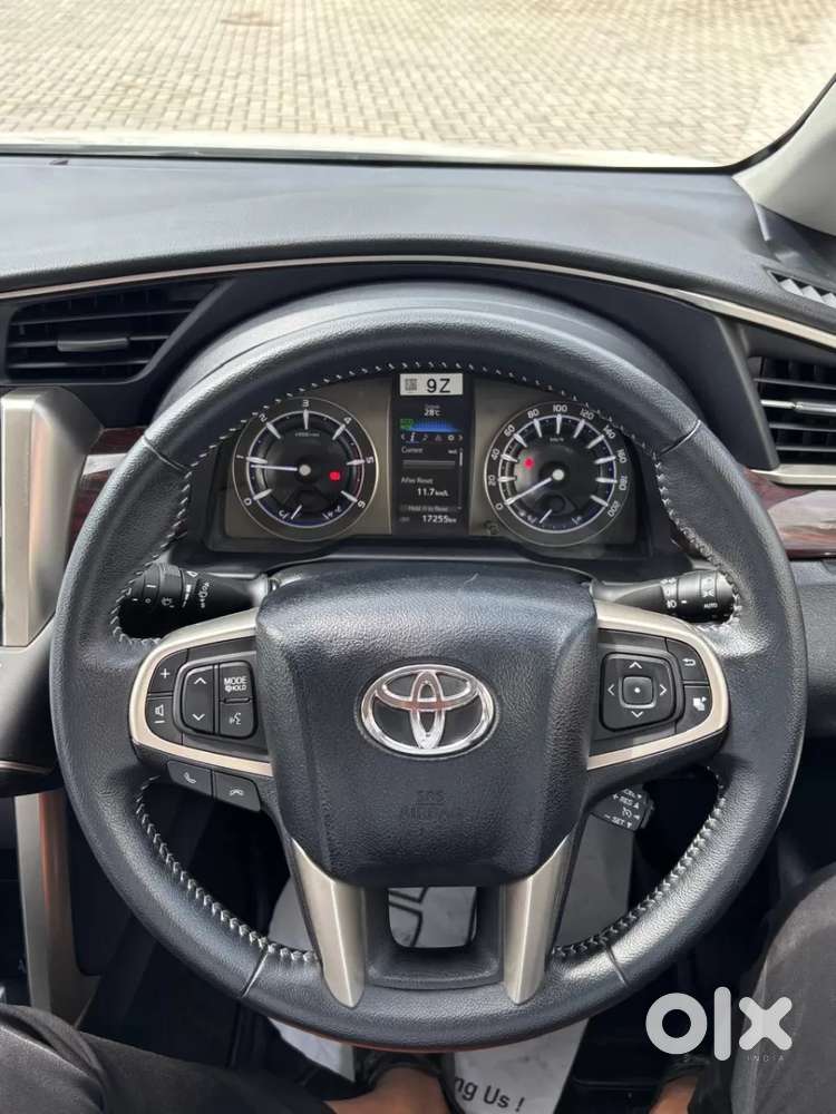 Toyota Innova Crysta [2020-ongoing] 2.4 Vx 8 Str, 2025, Diesel