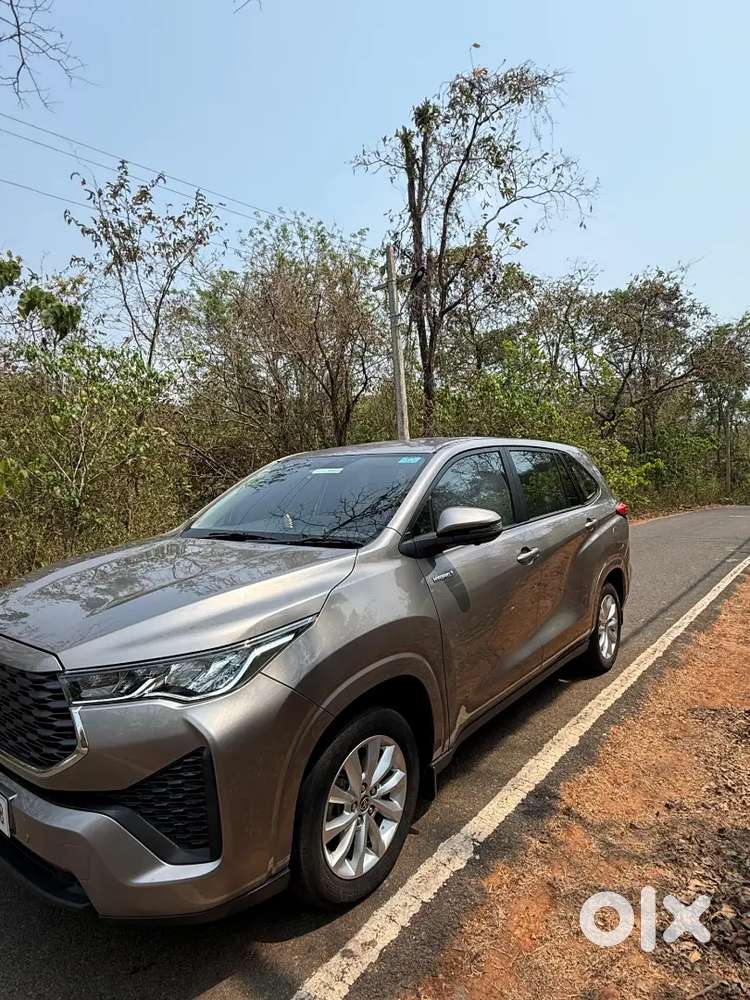 Toyota Innova Hycross