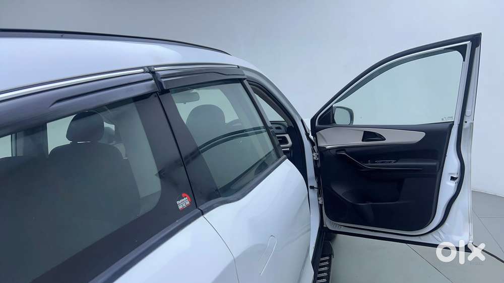 Mahindra Xuv700 2.0 Ax 5 Petrol Mt 7 Str, 2022, Petrol