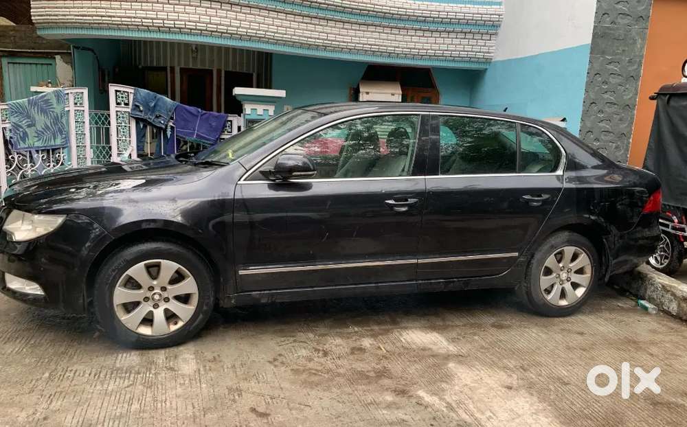 Skoda Superb 2010 Petrol 80000 Km Driven