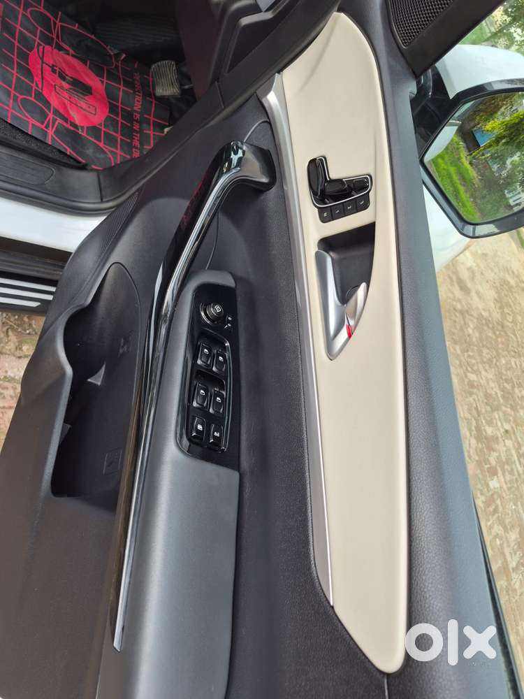 Mahindra Xuv700 2.0 Ax 7 Petrol At Str, 2024, Petrol