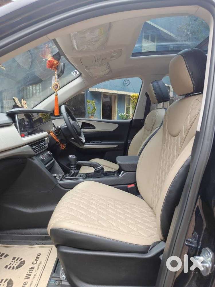 Mahindra Xuv700 2.0 Ax 5 Petrol Mt 7 Str, 2025, Petrol