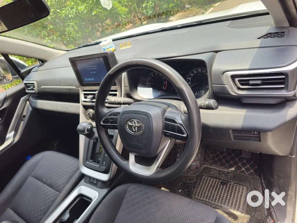 Toyota Innova Hycross 2023 Petrol 65000 Km Driven