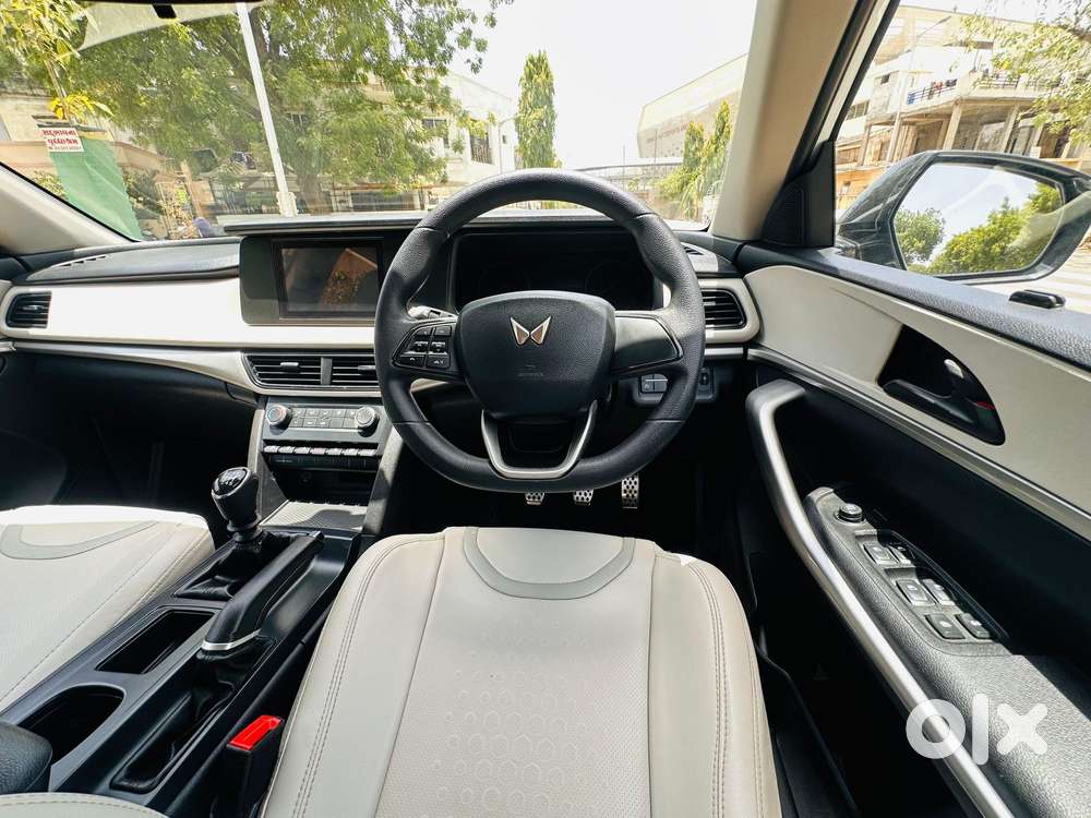 Mahindra Xuv700 2.0 Mx Petrol Mt 5 Str, 2022, Petrol