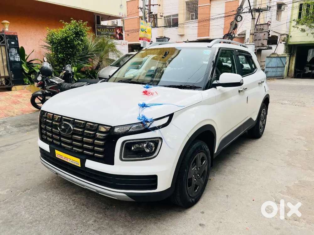 Hyundai Venue 2023 Petrol 6500 Km Driven