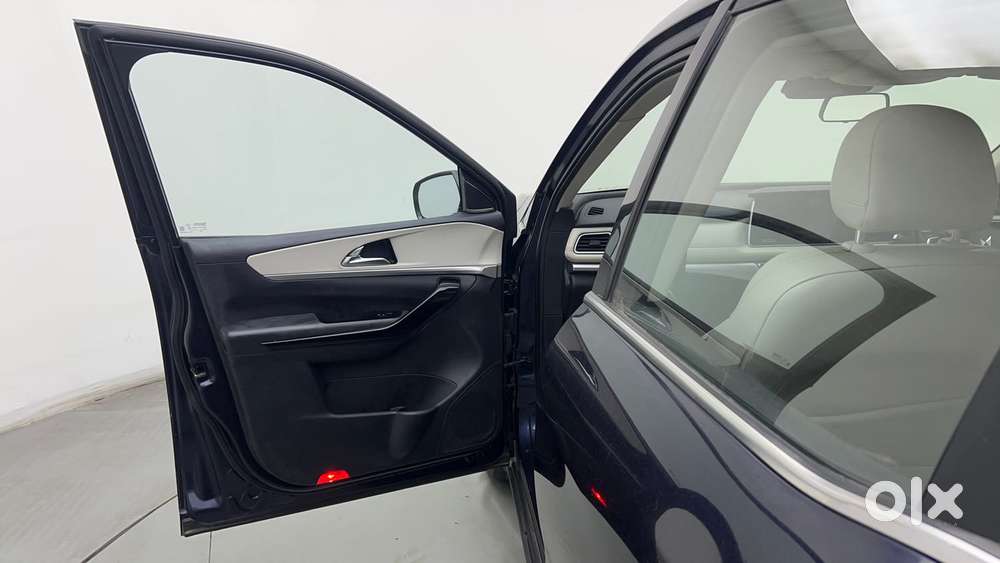 Mahindra Xuv700 2.2 Ax 7 Diesel At Luxury Pack Str, 2021, Diesel