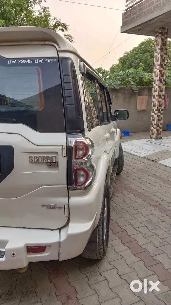 Mahindra Scorpio S10 2016