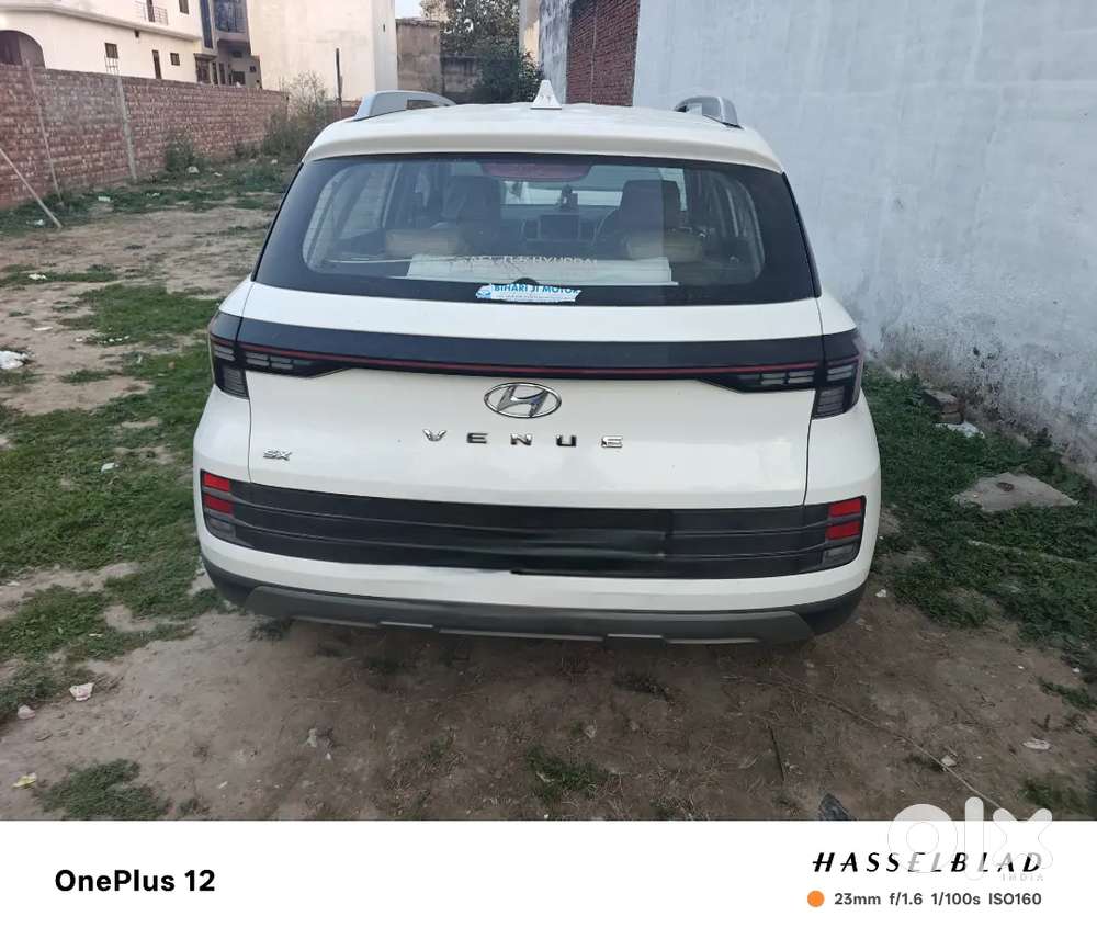 Hyundai Venue 2022 Petrol 27880 Km Driven