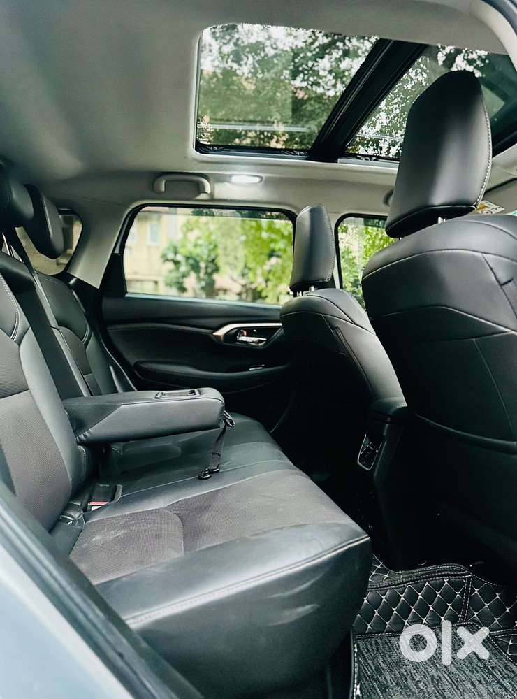Maruti Suzuki Grand Vitara 1.5 Alpha Plus Intelligent Hybrid Ecvt, 2..