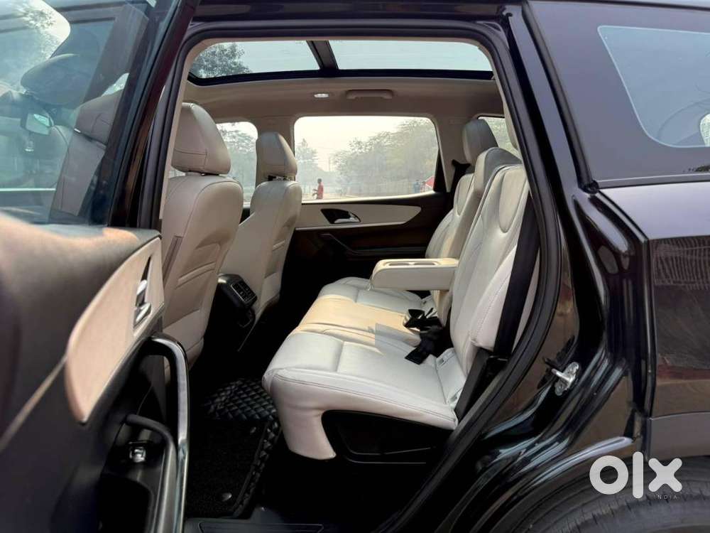 Mahindra Xuv 7oo Ax7 Luxuary Pack At 7 Seater Black