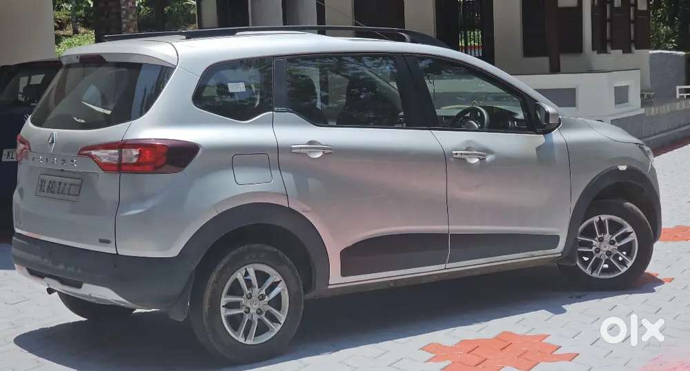 Lady Used Renault Triber Rxt