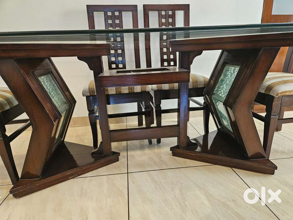 Selling dinning table with 6 chairs