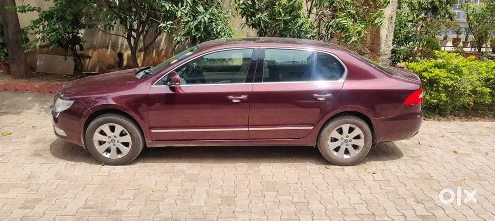 Skoda Superb 2011 Petrol 70000 Km Driven
