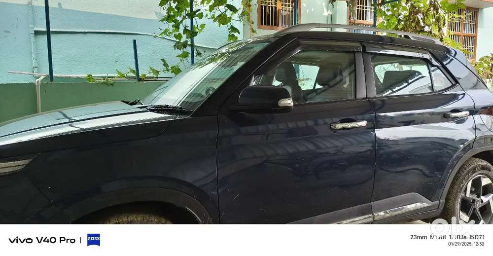 Hyundai Venue 2021 Petrol 10400km Drive