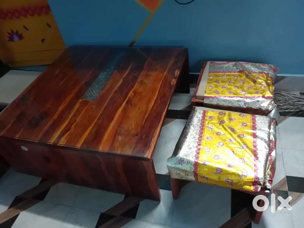 Dining table with 4 stool for sale