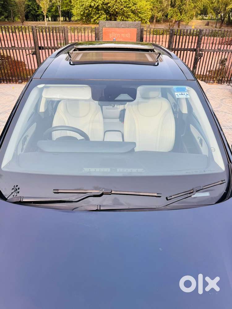 Mahindra Xuv700 2.0 Ax 7 Petrol Mt Str, 2025, Petrol