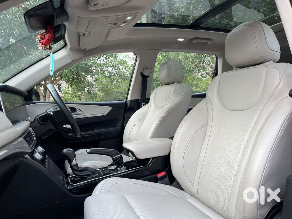 Mahindra Xuv700 2.0 Ax 7 Petrol At Str, 2024, Petrol
