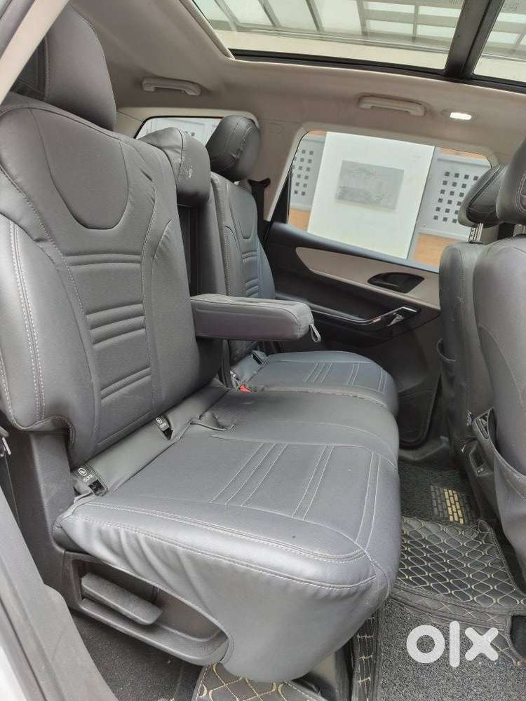 Mahindra Xuv700 2.0 Ax 5 Petrol Mt 7 Str, 2023, Petrol