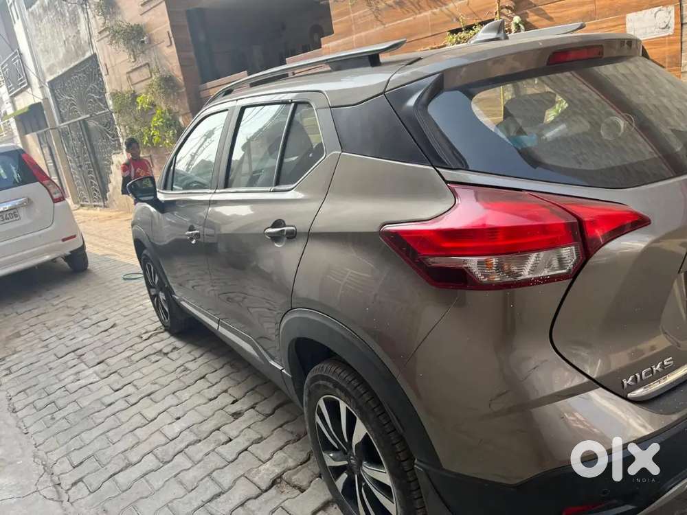Nissan Car 5 Seater