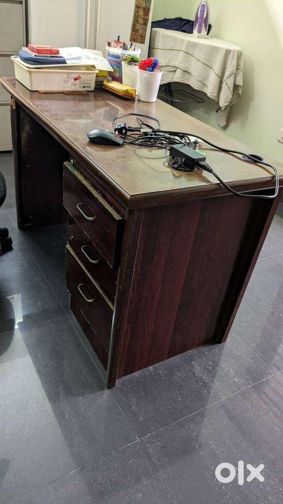 Desk and metal table for sale Other Household Items 1752991118