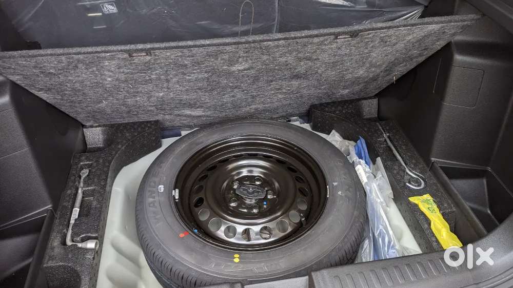 Almost New Maruti Brezza Vxi 2025 Petrol &ndash; Prime Splendid Silver