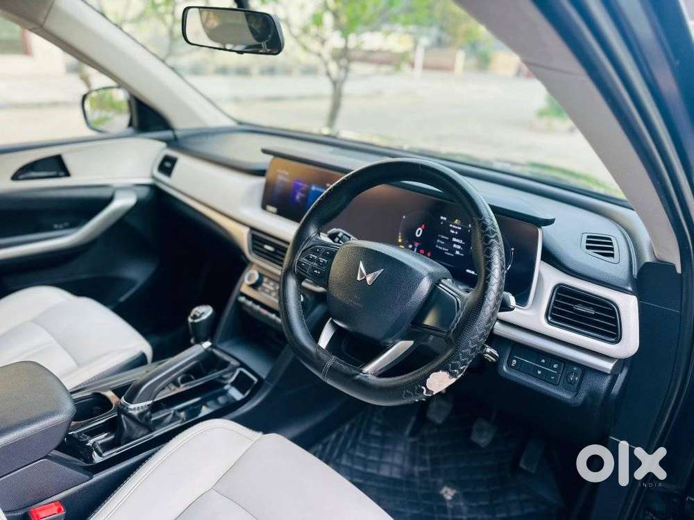 Mahindra Xuv700 Ax 3 Diesel Mt 7 Str (e), 2022, Diesel