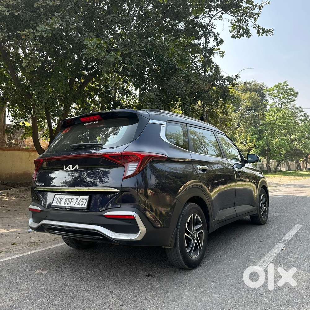 Kia Carens 2022 Diesel Next To Showroom