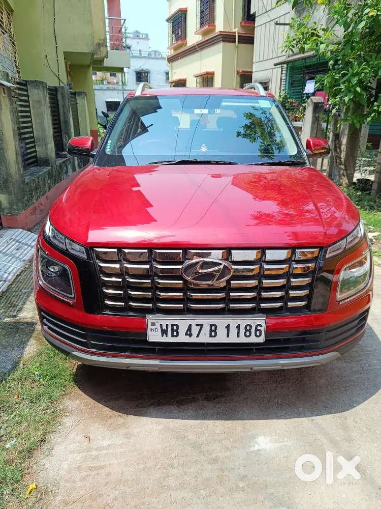 Hyundai Venue 2025 Petrol 2400 Km Driven