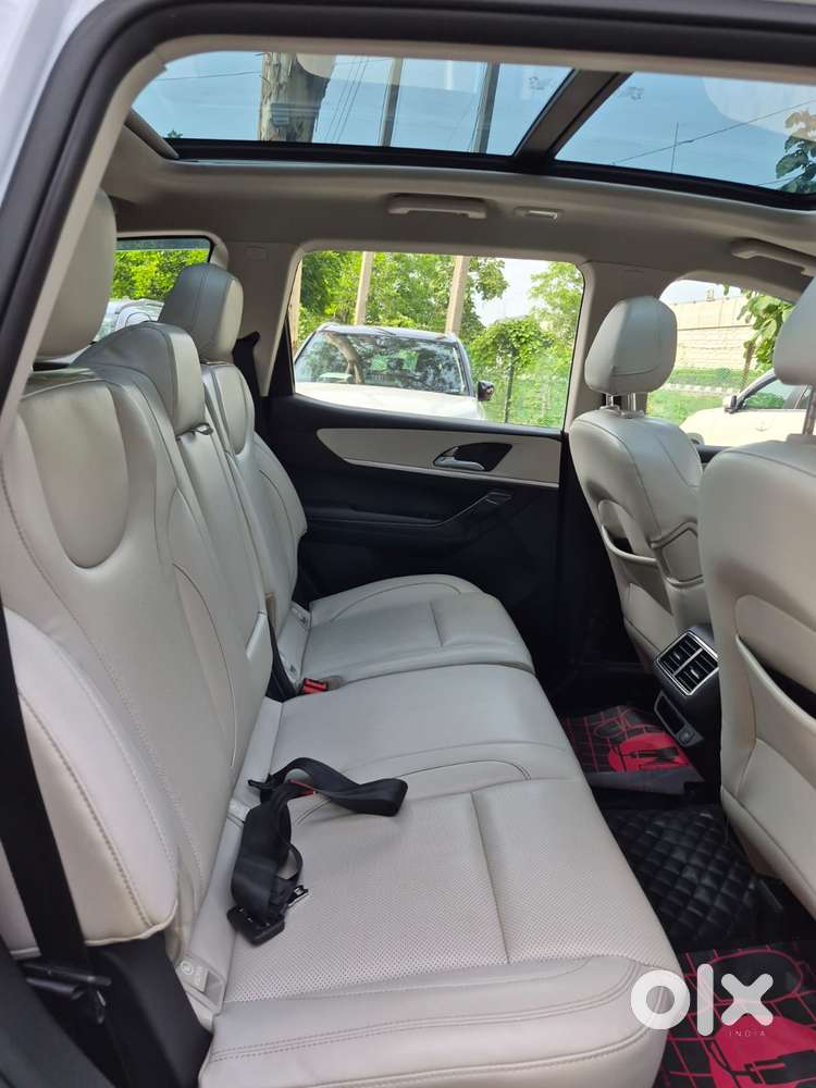 Mahindra Xuv700 2.0 Ax 7 Petrol At Str, 2024, Petrol