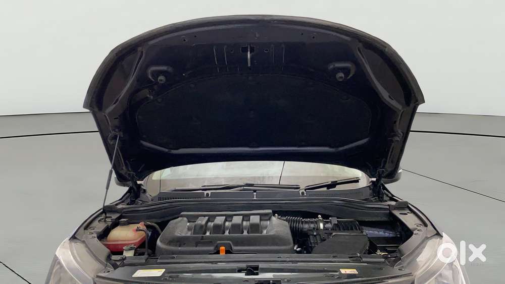 Mahindra Xuv700 2.0 Mx Petrol Mt 5 Str, 2023, Petrol