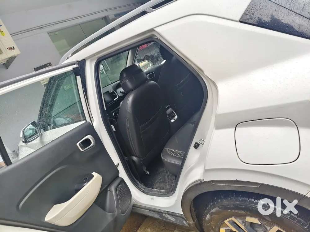Hyundai Venue 1st Owner 2022 New Shape White Colour
