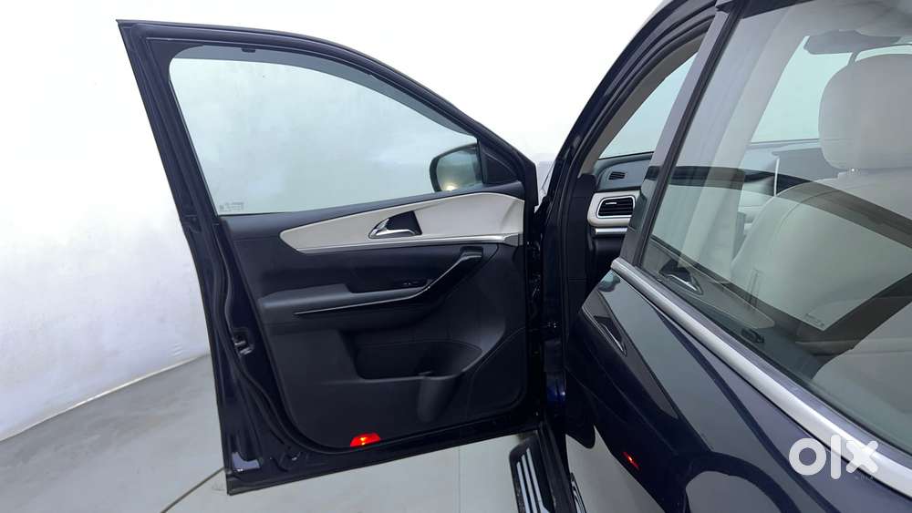 Mahindra Xuv700 2.0 Ax 7 Petrol Mt Str, 2023, Petrol