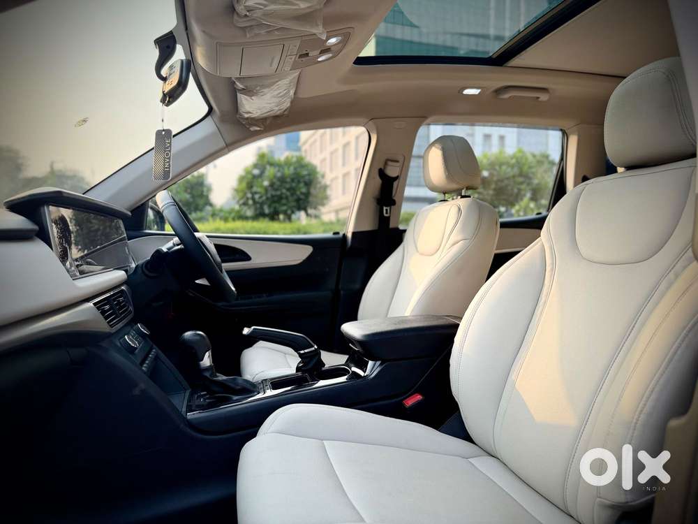 Mahindra Xuv700 2.0 Ax 7 Petrol At Str, 2023, Petrol