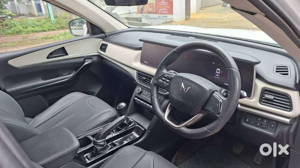 Mahindra Xuv700 2.0 Ax 5 Petrol Mt 7 Str, 2022, Petrol