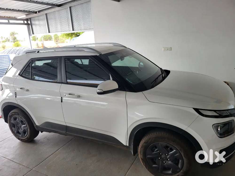 Hyundai Venue 2023 Petrol 6713 Km Driven