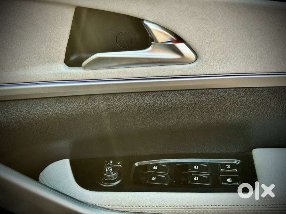 Mahindra Xuv700 2.0 Mx Petrol Mt 5 Str, 2024, Petrol