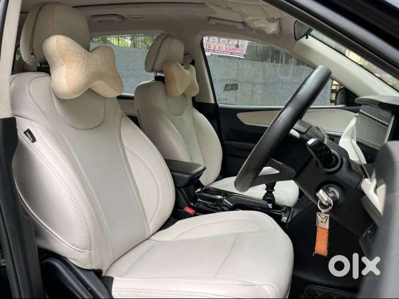 Mahindra Xuv700 2.0 Ax 5 Petrol Mt 7 Str, 2024, Petrol