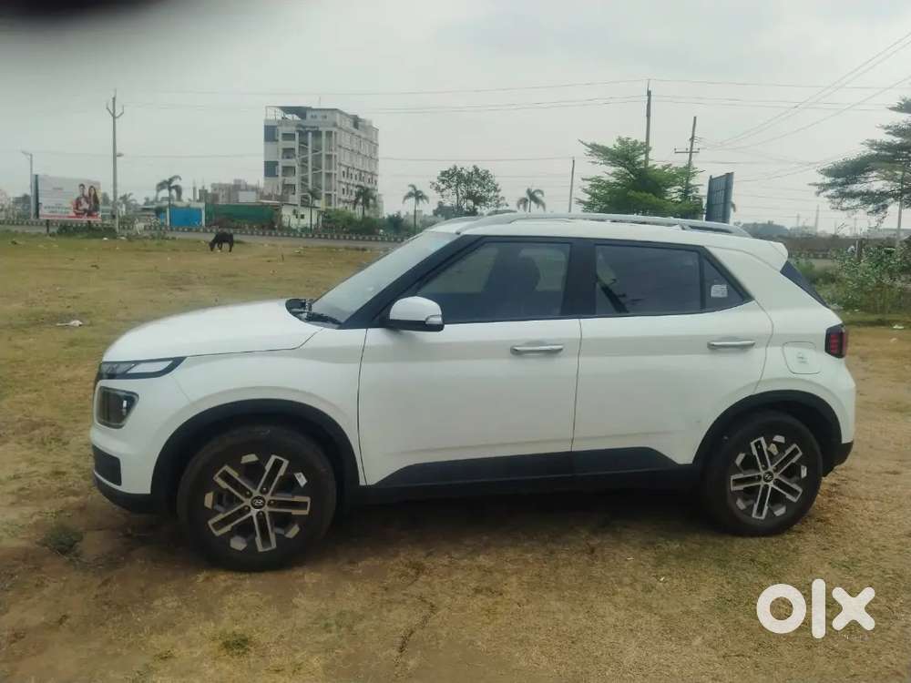 Hyundai Venue 2022 Petrol 4600 Km Driven